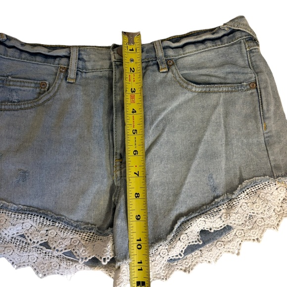 Free People Cut Off Denim‎ Booty Shorts with Frills Size 26 Waist (US 2) - Picture 9 of 9